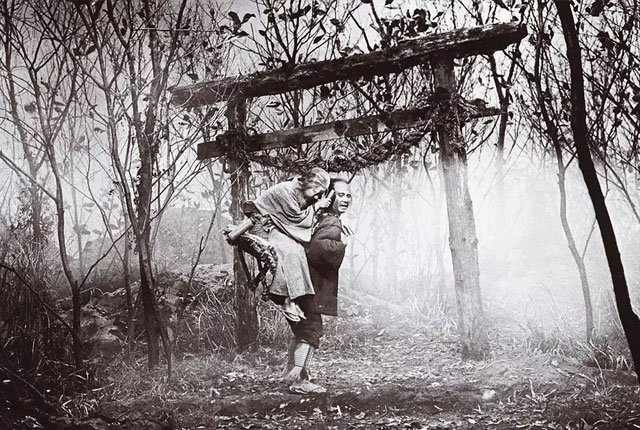 1958年日本电影《楢山节考》剧照。这部电影在1983年还翻拍过一次